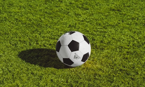 欧洲冠军联赛足球比赛现场，球员正在激烈拼抢