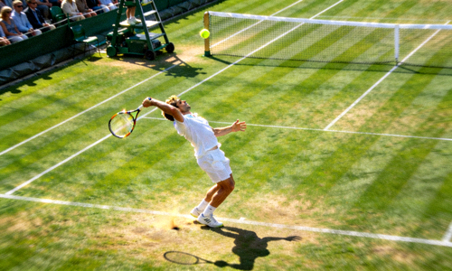 温布尔登网球锦标赛，运动员在草地上发球